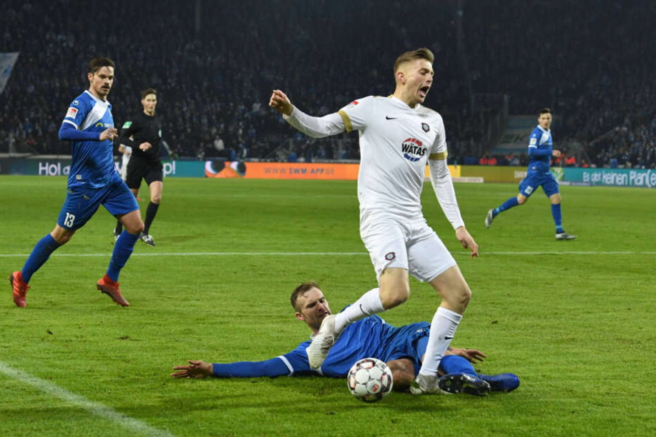 Der Aufreger der Partie: Jan Kirchhoff grätscht Ole Käuper den Ball vom Fuß, trifft Leder und Spieler. Schiedsrichter Matthias Jöllenbeck pfiff Elfmeter, nahm ihn 60 Sekunden später zurück.