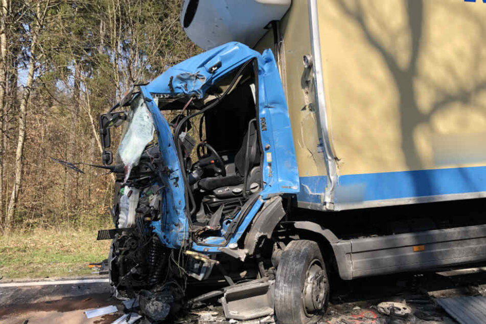 Die Lastwagen krachten frontal ineinander.