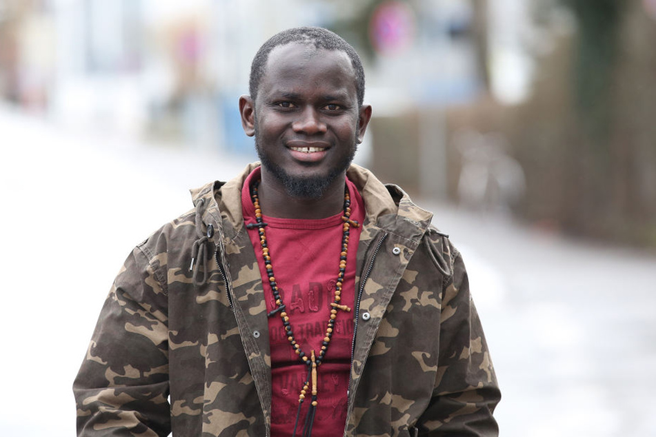 Der Flüchtling Pa Saido Ngum aus Gambia steht auf einer Straße in Biberach.