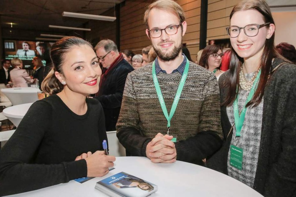 Schauspielerin Arzu Bazman (l., spielt Oberschwester Arzu Ritter) mit Fans. 500 wurden ausgewählt und sind am 20. Oktober beim Fanfest dabei.