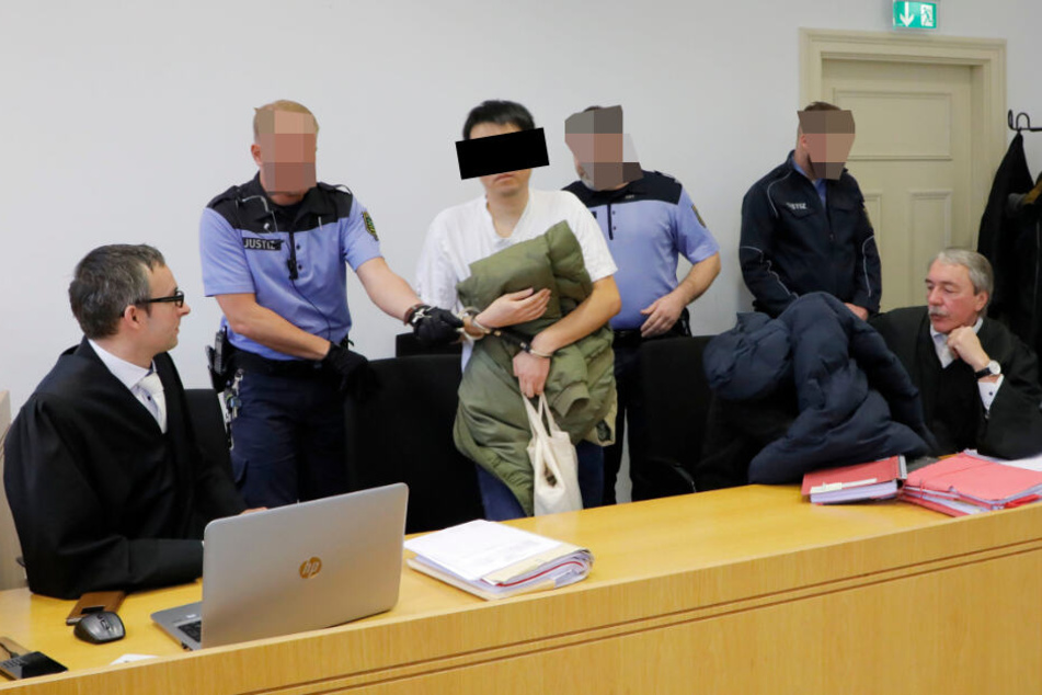 Stehen wegen Computerbetrugs vor dem Landgericht Chemnitz: Qiyuan H. (32, Mitte) und Ying X. (32, unter der Jacke).