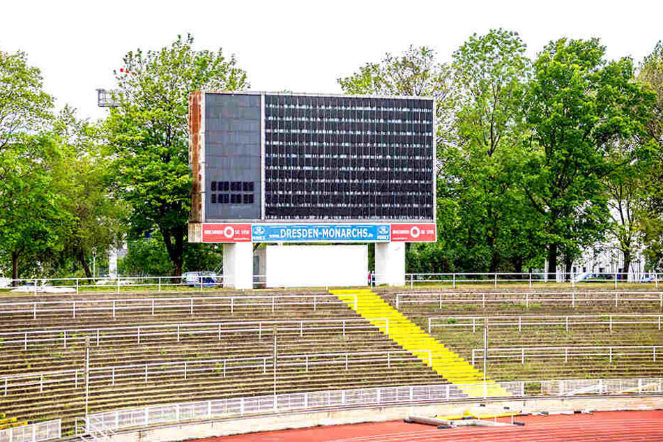 Zehn Meter breit, siebeneinhalb Meter hoch, 10 000 Lämpchen: Die 40 Jahre alte Anzeigetafel vom Heinz-Steyer-Stadion.