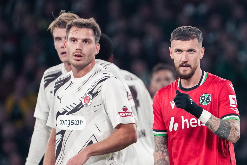 Marcel Hartel (30, r) freute sich über das Wiedersehen mit dem FC St. Pauli, vor allem mit Eric Smith (29, l).