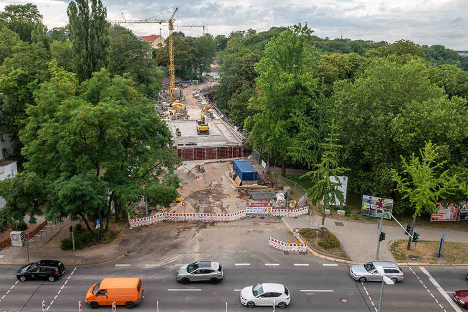 Anfang November soll der Verkehr wieder über die historische Kaßbergauffahrt rollen. Seit Frühjahr 2018 wird die Sandsteinbrücke restauriert.