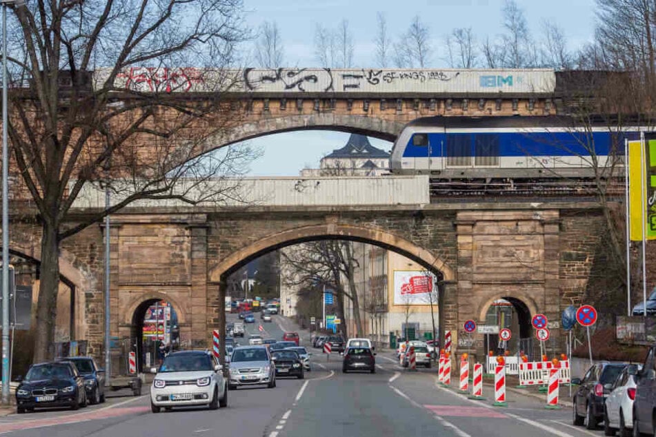 Für rund 6,5 Millionen Euro soll in den nächsten Monaten das Eisenbahnviadukt über der Blankenauer Straße in Chemnitz saniert werden.