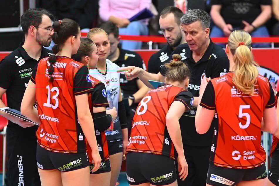 Der 3:2-Sieg gegen Flacht änderte für Alex Waibl (57, 2.v.r.) nichts mehr. Im Viertelfinale geht es gegen den USC Münster.