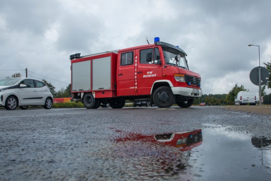 Gleich mehrere Feuerwehren mussten ausrücken, um die ausgelaufene Flüssigkeit zu binden.