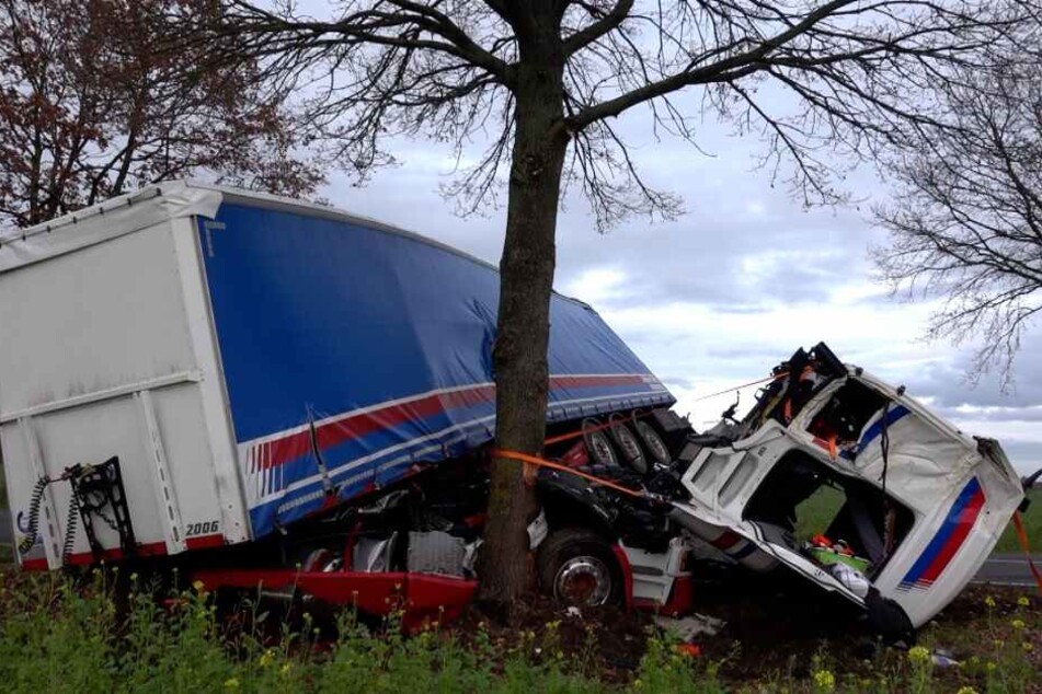 Das Führerhaus des Lkw wurde durch den Aufprall vom Auflieger und der Ladung getrennt.