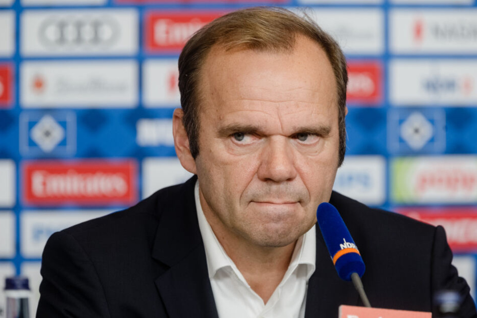 Bernd Hoffmann ist Vorstandsvorsitzender des HSV und bringt ein Ende des Pyro-Verbots ins Spiel.