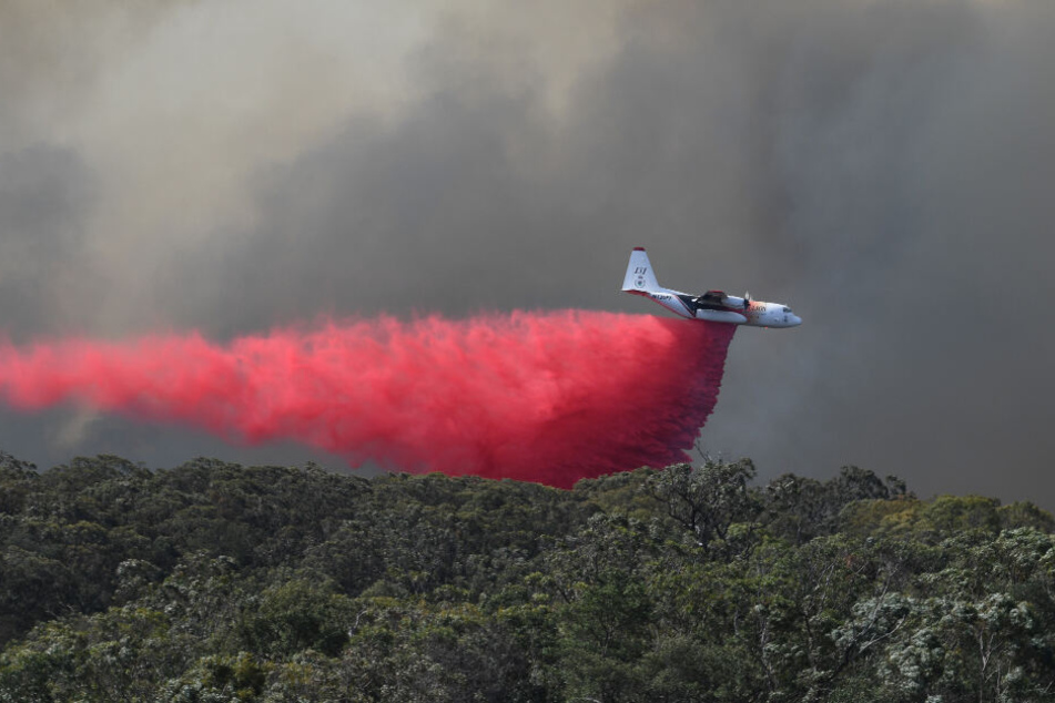 Ein Löschflugzeug lässt feuerhemmendes Mittel auf das Gospers Mountain Feuer in der Nähe von Colo Heights südwestlich von Sydney fallen. (Symbolbild).