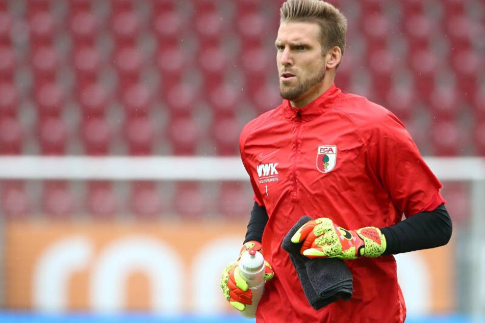FC Augsburgs Torwart Andreas Luthe (33) wärmt sich auf. (Archivbild)
