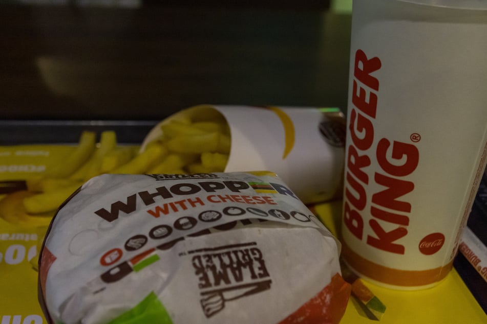 Nur ein Serviervorschlag: Dass die beworbenen Whopper in der Abbildung größer sind als in der Realität, sei laut Burger King kein Problem. (Archivbild)