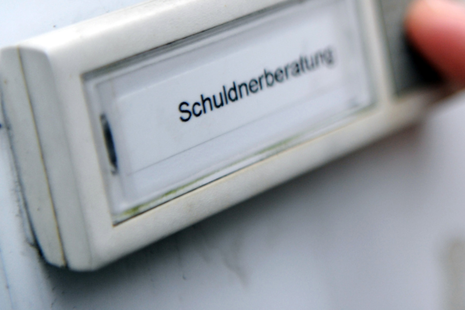 Ein Mann klingelt bei einer Schuldner- und Insolvenzberatungsstelle. Durch Corona könnten mehr Menschen in finanzielle Schwierigkeiten kommen.