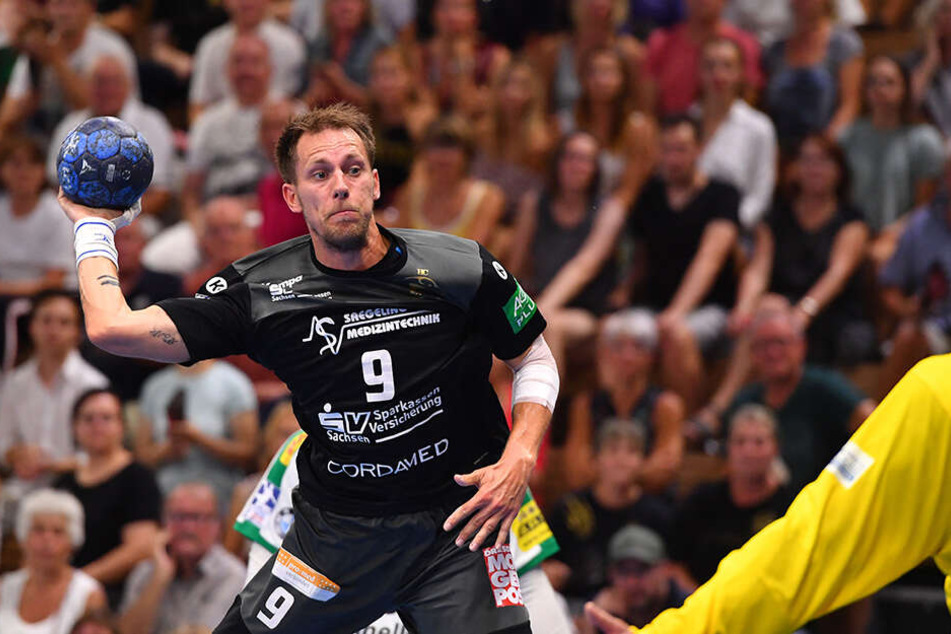 HCE-Torjäger Julius Dierberg zieht gegen die DHfK ab.