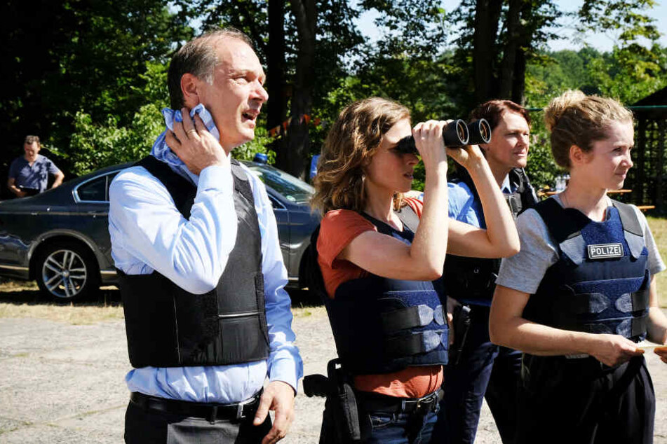 Das Tatort-Dresden-Team (v.l.): Martin Brambach (52), Karin Hanczewski (38) und Cornelia Gröschel (32) sondiert die Gefahrenlage.