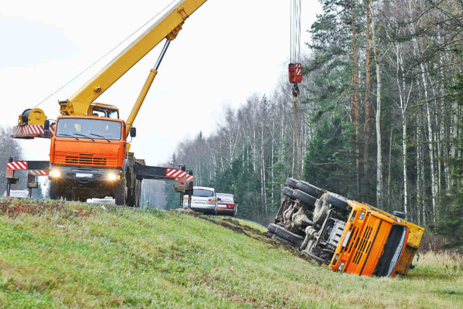 Auf der Seite blieb der Lkw liegen. (Symbolbild)