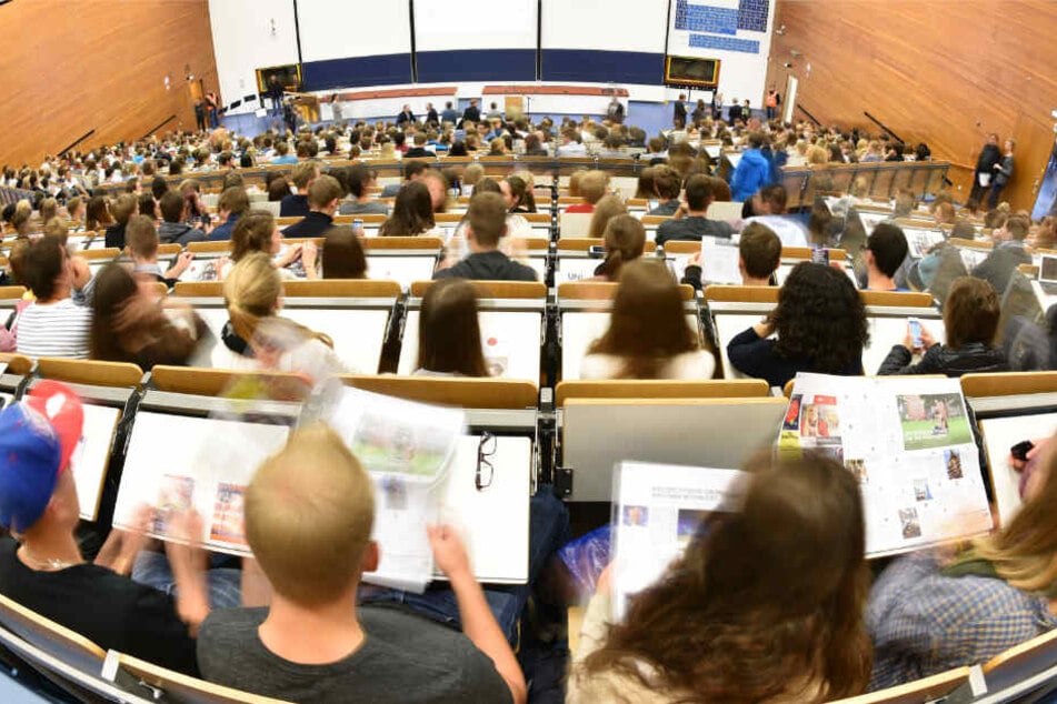 Studenten sitzen in einem Hörsaal der Uni Heidelberg.