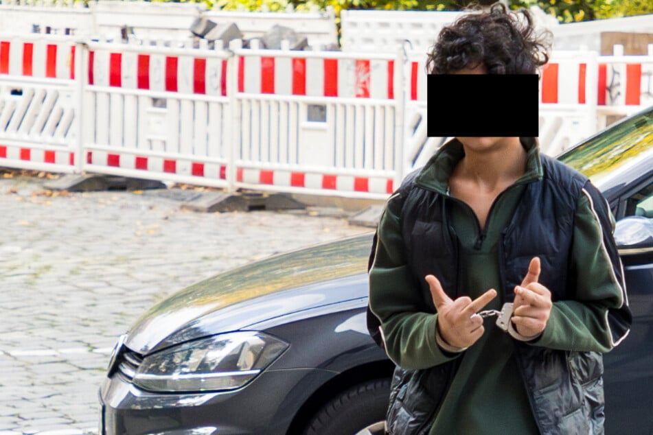 Der Teenager (15) war der Polizei schon bekannt, wanderte in U-Haft. Vor dem Gericht zeigte er die Mittelfinger.
