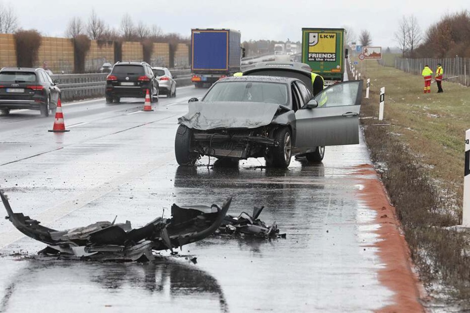 Der BMW kollidierte mit einer Leitplanke und danach dem Lkw.