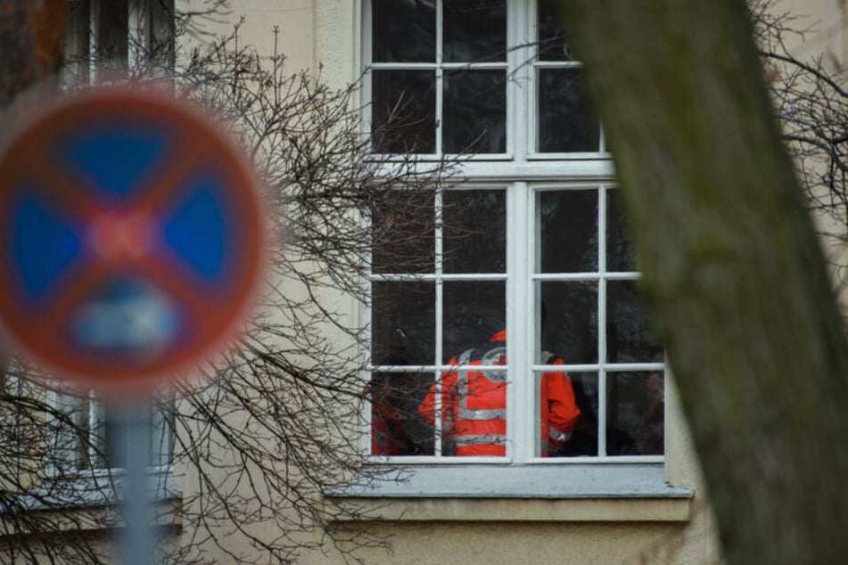 Ein Mitarbeiter des Deutschen Roten Kreuzes (DRK) steht in einem Gebäude der DRK Kliniken Berlin-Köpenick am Fenster.