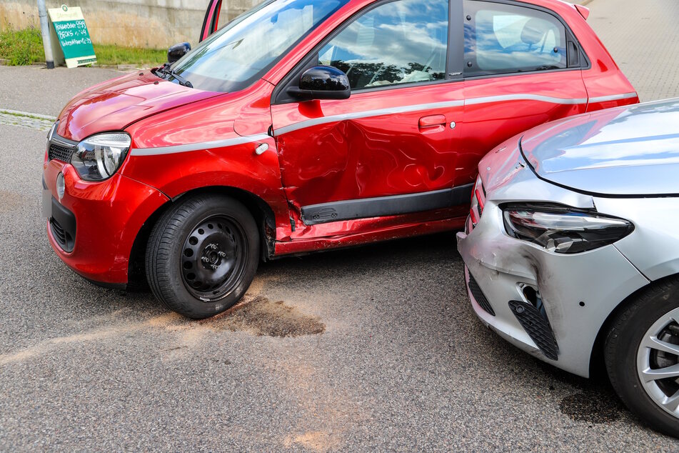 Auf der Scheunenstraße in Schneeberg gab es am Mittwochmorgen einen Unfall zwischen einem Renault und einem Mercedes.