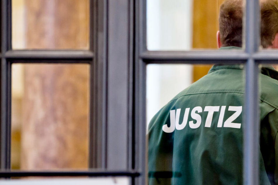 Der Überstundenberg von Bayerns Gefängnismitarbeitern wächst immer weiter. (Symbolbild)
