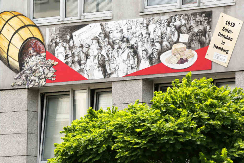 Die Sülze-Unruhen sind in Wandbild am Gebäude der Verbraucherzentrale Hamburg verewigt.