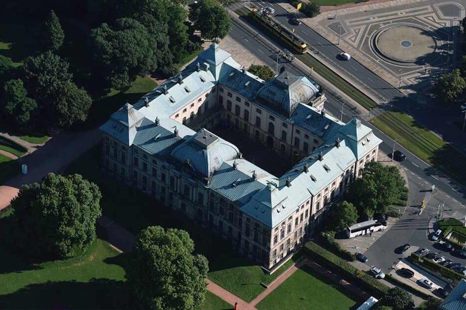 Das nach dem Krieg wiederaufgebaute Japanische Palais war bis 1945 Sitz der Landesbibliothek.