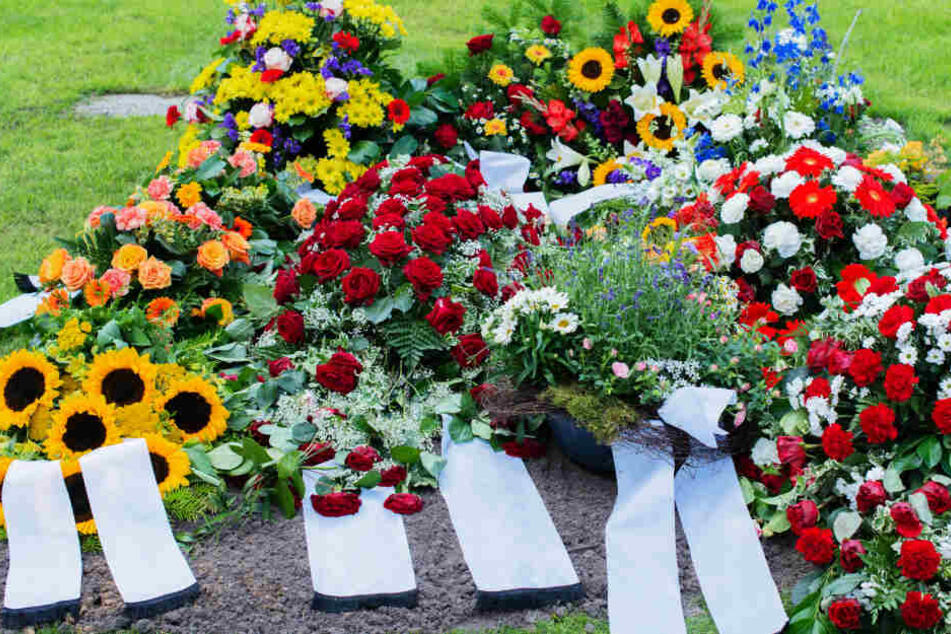 Sie habe ihren Mann nicht auf dem Friedhof bestatten dürfen, weil ein anderes Unternehmen das Monopol bei Bestattungen habe. (Symbolbild)