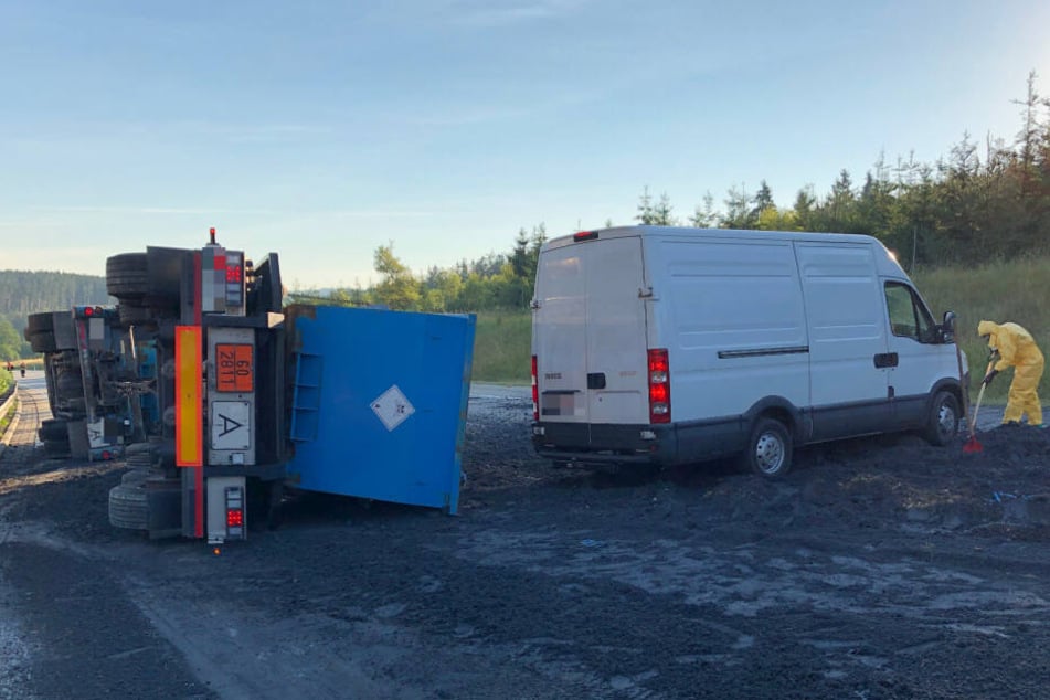 Ein Transporter hatte durch den Unfall fahren wollen, steckt nun fest.