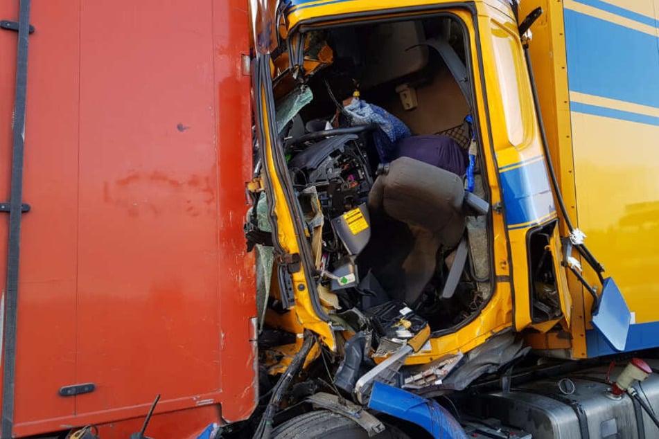 Das Fahrerhaus wurde bei dem Unfall stark beschädigt.