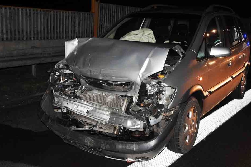 Zwei nachfolgende Autofahrer konnten nicht rechtzeitig bremsen und krachten ebenfalls in den Golf.