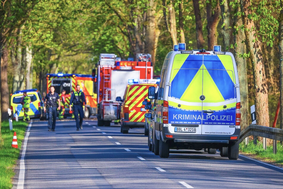 Polizisten sichern die Unfallstelle.