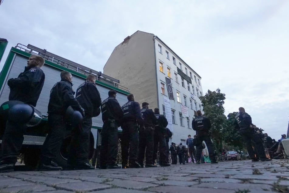 Polizisten vor dem besetztes Haus in Moabit.