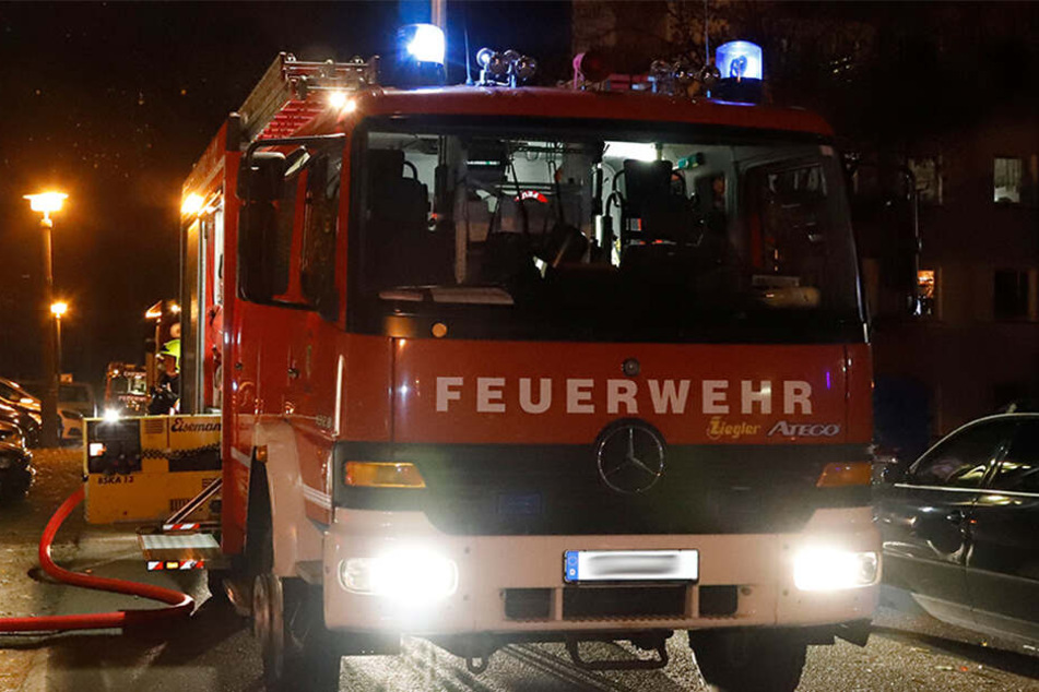 Die Feuerwehr konnte ein Übergreifen der Flammen auf andere Gebäude verhindern. (Symbolbild)