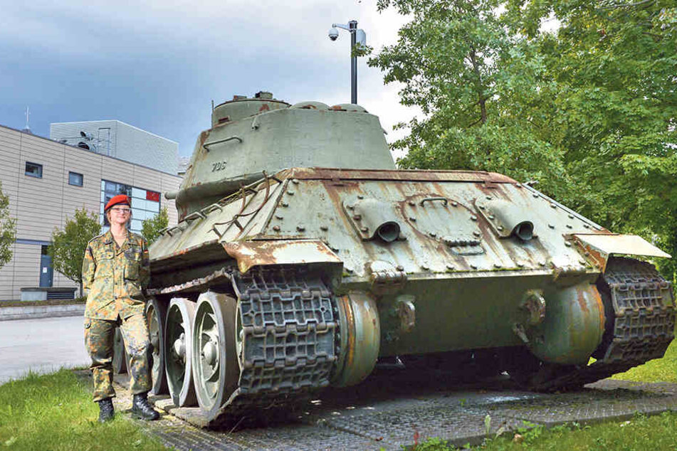 Hauptmann
Cindy Geißler (27) am
Löbauer
T34-Panzer,
der jetzt im
Militärhistorischen
Museum
in Dresden
wiederentdeckt
wurde.