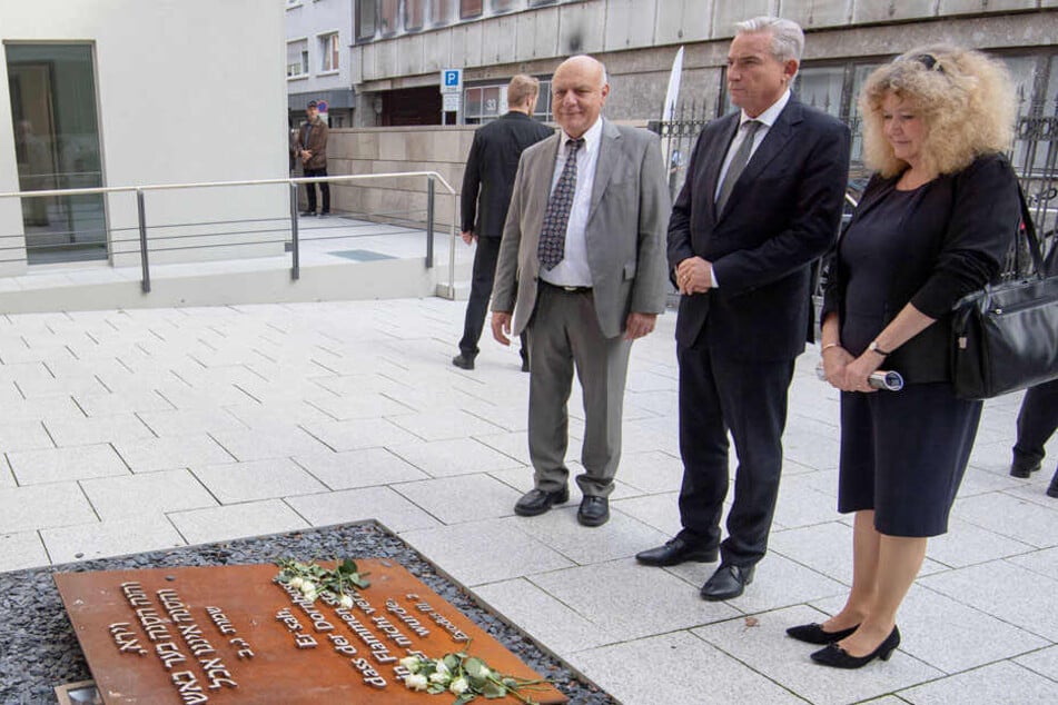 Barbara Traub (rechts) neben Michael Kashi vom Vorstand der Israelitischen Religionsgemeinschaft Württemberg (links) und Innenminister Thomas Strobl (Mitte).