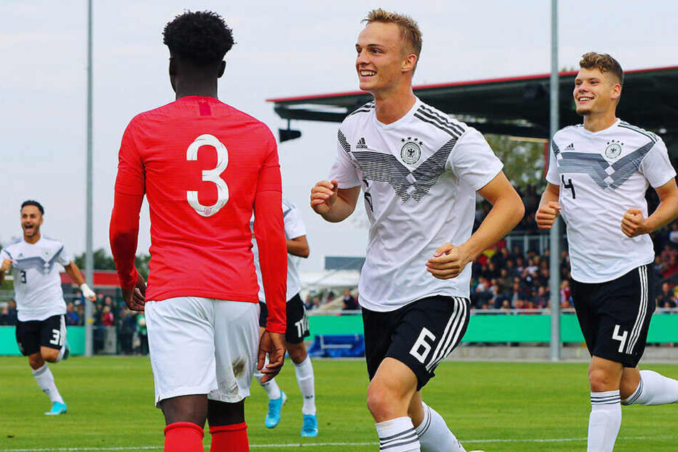 Dynamos Kevin Ehlers (r.) konnte sich mit der deutschen "U19" über den Sieg gegen England freuen.