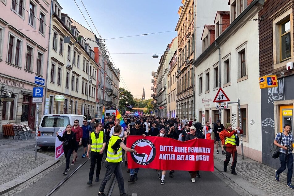 Nach einer Kundgebung ging es für die Soli-Demo durch die Dresdner Neustadt.