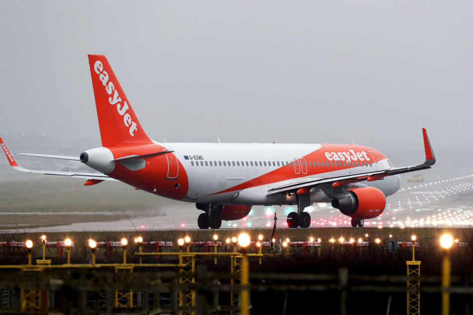 Ein EasyJet-Flieger wartet auf Startfreigabe (Symbolbild).