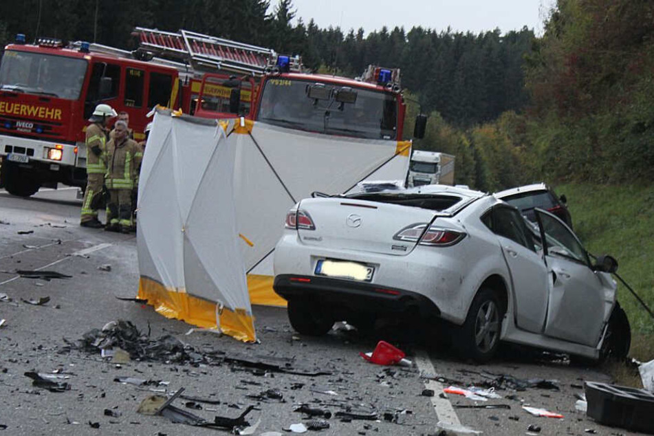 Die Feuerwehr geht an der Unfallstelle ihrer Arbeit nach.