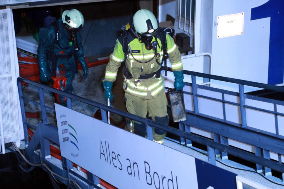 Die Feuerwehr barg das Gefahrgut in Schutzanzügen und mit Atemmasken.