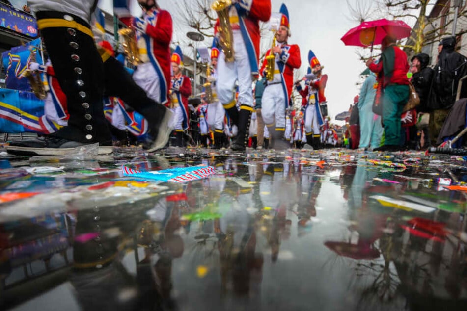 Beim Rosenmontagsfeiern verschwand plötzlich das Mobiltelefon der jungen Frau (Symbolfoto).