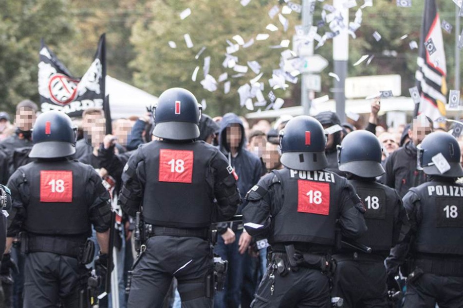Polizisten bewachten die Hooligans aus Hessen (Symbolfoto).