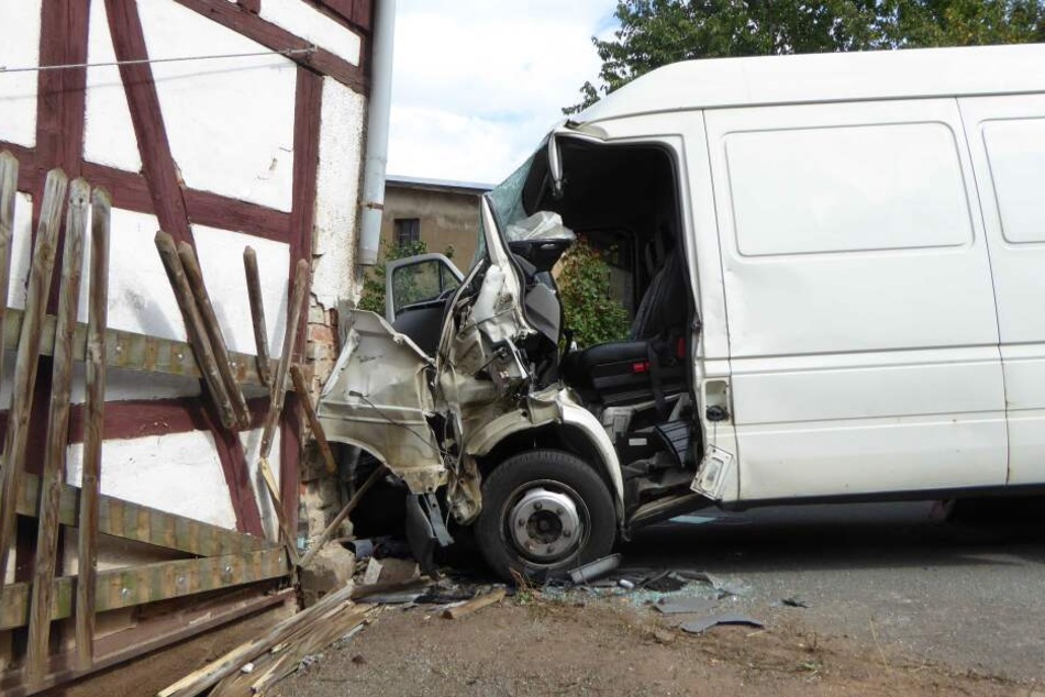 Der Fahrer wurde bei dem Unfall schwer verletzt.