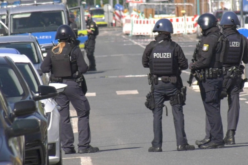 Die Polizei rückte mit einem Großaufgebot im Frankfurter Stadtteil Fechenheim an.