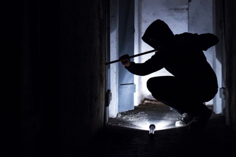 Er sei auf der Suche nach einem Schlafplatz gewesen, sagte der Einbrecher der Polizei.