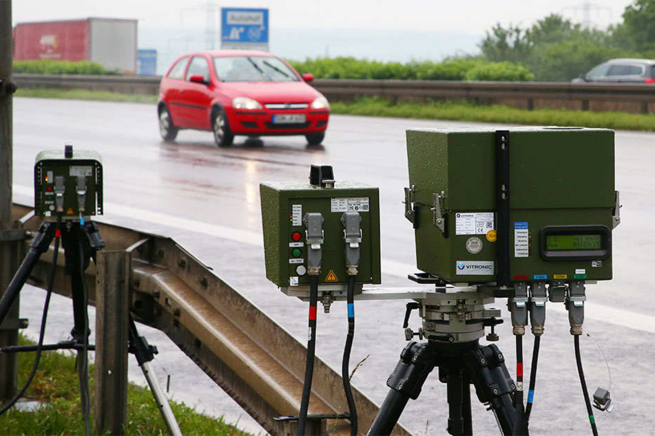 Ein Blitzer steht an einer Autobahn (Symbolbild)