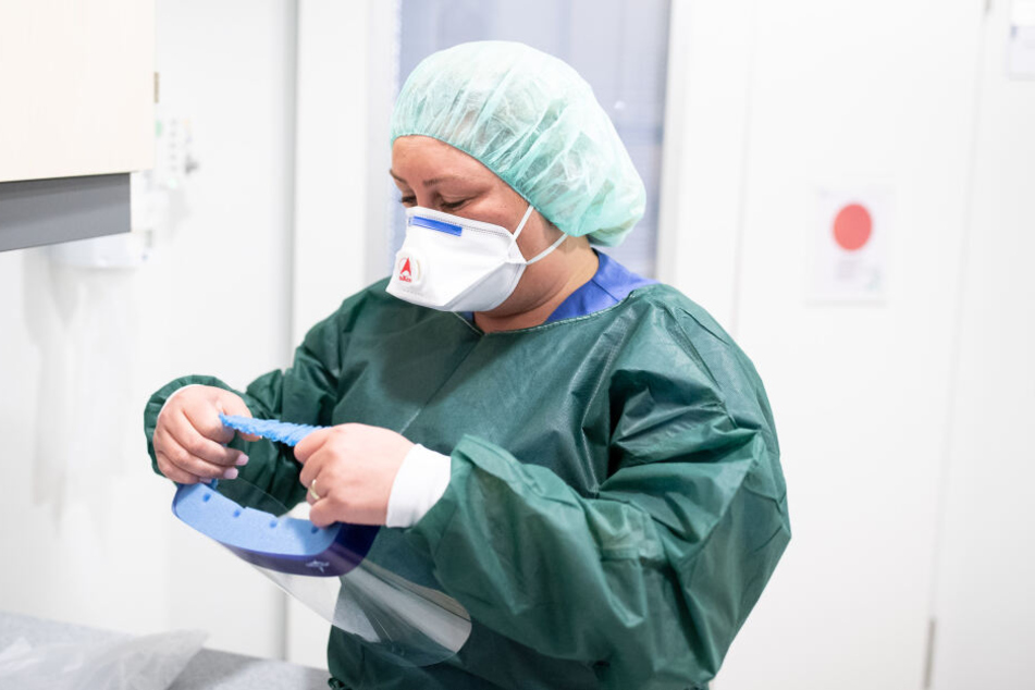 Die erste Person aus Sachsen wurde positiv auf das Coronavirus getestet. (Symbolbild)