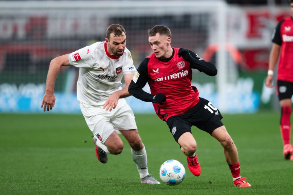 Kaum vom Ball zu trennen: Bayers Spielmacher Florian Wirtz im Zweikampf mit Benedict Gimber.